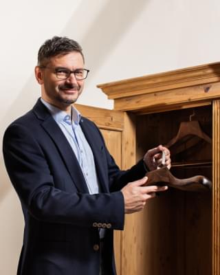 Dřevěné šatní ramínko